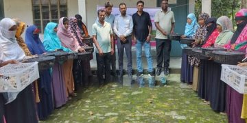 কালিহাতীতে ব্র্যাকের উদ্যোগে নারীদের মাঝে হাঁস-মুরগির বাচ্চা বিতরণ
