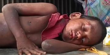 মির্জাপুরে চলন্ত ট্রেন থেকে হাত বাঁধা অবস্থায় ছুড়ে ফেলা হলো শিশুকে!