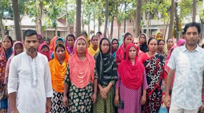 মির্জাপুরে বকেয়া বেতনের দাবিতে স্পিনিং মিল শ্রমিকদের বিক্ষোভ