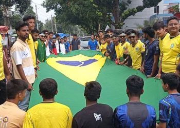 দিনাজপুরে বৃষ্টি উপেক্ষা করে ব্রাজিল সমর্থকদের শোভাযাত্রা