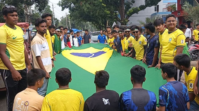দিনাজপুরে বৃষ্টি উপেক্ষা করে ব্রাজিল সমর্থকদের শোভাযাত্রা