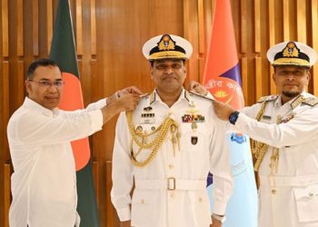 নবনিযুক্ত নৌবাহিনী প্রধানকে ভাইস অ্যাডমিরাল র‌্যাঙ্ক ব্যাজ পরালেন প্রধানমন্ত্রী