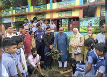 গোপালপুরে ১৬১ সরকারি প্রাথমিক বিদ্যালয়ে বৃক্ষরোপণ কর্মসূচির উদ্বোধন