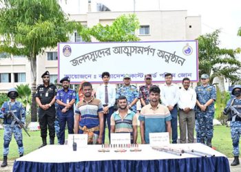 সুন্দরবনে অস্ত্রসহ ৩ বনদস্যুর আত্মসমর্পণ