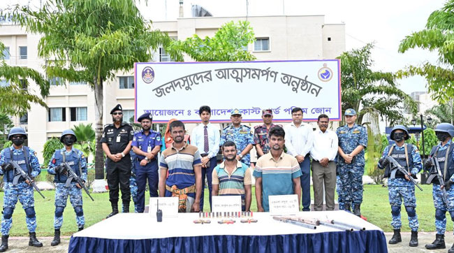 সুন্দরবনে অস্ত্রসহ ৩ বনদস্যুর আত্মসমর্পণ