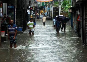 মধ্যরাত থেকে টানা বৃষ্টিতে জলাবদ্ধ ঢাকা