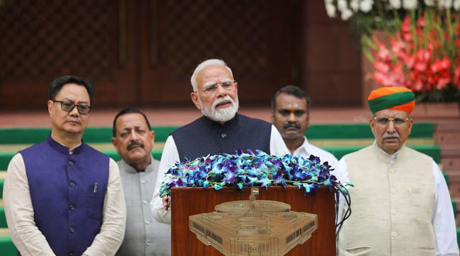 প্রশ্নপত্র ফাঁসের আন্দোলনে শিক্ষামন্ত্রীর পদত্যাগ, মোদির জন্য নতুন রাজনৈতিক চ্যালেঞ্জ
