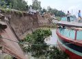 গোপালপুরে ৬০ ফুট সড়ক যমুনাগর্ভে, দুর্ভোগে যাত্রীরা