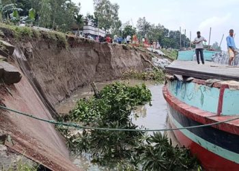 গোপালপুরে ৬০ ফুট সড়ক যমুনাগর্ভে, দুর্ভোগে যাত্রীরা