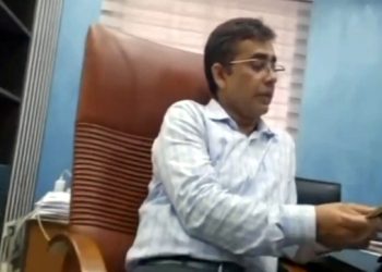 টাঙ্গাইলে নিজ দপ্তরেই মদের টাকা লেনদেন অতিরিক্ত জেলা প্রশাসকের