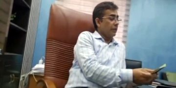 টাঙ্গাইলে নিজ দপ্তরেই মদের টাকা লেনদেন অতিরিক্ত জেলা প্রশাসকের