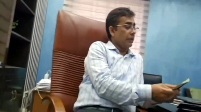 টাঙ্গাইলে নিজ দপ্তরেই মদের টাকা লেনদেন অতিরিক্ত জেলা প্রশাসকের