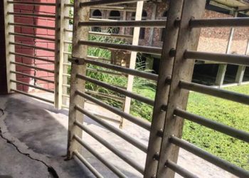 গোপালপুরে নতুন তিনতলা স্কুল ভবনে ফাটল ॥ শিক্ষার্থী-অভিভাবকরা আতঙ্কিত
