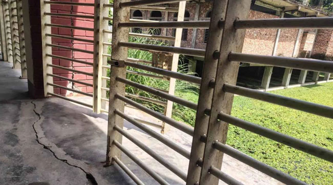 গোপালপুরে নতুন তিনতলা স্কুল ভবনে ফাটল ॥ শিক্ষার্থী-অভিভাবকরা আতঙ্কিত