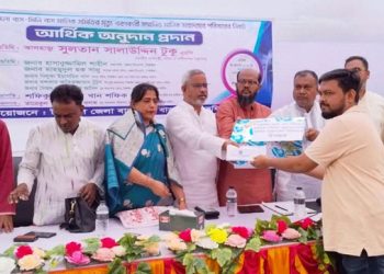 টাঙ্গাইলে প্রয়াত ১৪ বাস মালিকের পরিবারকে আর্থিক অনুদান