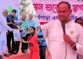 অনূর্ধ্ব-১৪ নারী ফুটবলারদের টাঙ্গাইলের তাঁতের শাড়ি উপহার দিলেন প্রতিমন্ত্রী টুকু