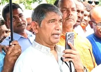 ‘ঘুষ নিয়ে’ ঘর নির্মাণের অনুমতি: সখীপুরের বন কর্মকর্তাকে বদলির নির্দেশ মন্ত্রীর