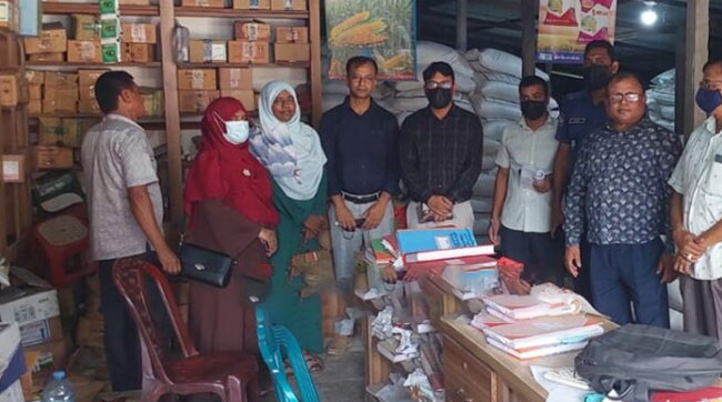 দেলদুয়ারে মেয়াদোত্তীর্ণ কীটনাশক রাখায় সার ডিলারকে জরিমানা