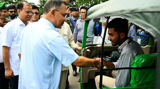 জুলাই গণ-অভ্যুত্থানের দুই যোদ্ধাকে রিকশা-অটোরিকশা উপহার প্রধানমন্ত্রীর