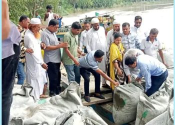 দেলদুয়ারে এলেংজানী নদীর ভাঙন রোধে জিও ব্যাগ স্থাপন শুরু