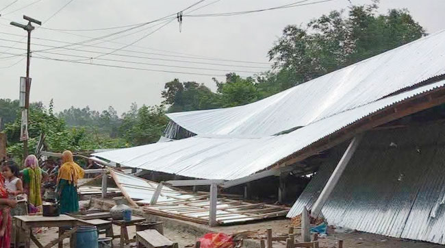 সখীপুরে টিনের ঘর ভাঙল বন বিভাগ, মালিকানা নিয়ে বিরোধ