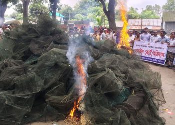 বাসাইলে অবৈধ চায়না দুয়ারী ও কারেন্ট জাল জব্দ, জনসম্মুখে পুড়িয়ে ধ্বংস