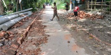 নাগরপুরে নিম্নমানের ইট ও রাস্তার প্রস্থ কমানোর অভিযোগ, কাজ বন্ধ