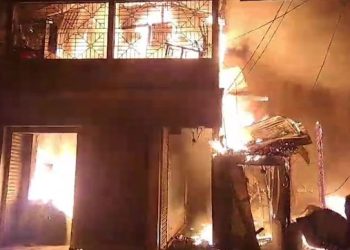 নেত্রকোণার বড়বাজারে ভয়াবহ আগুন, পুড়েছে ২৫ দোকান