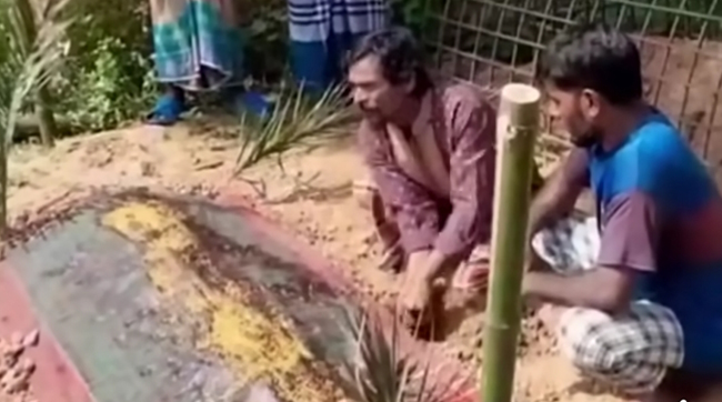 সাপের কামড়ে মৃত নারীকে ‘জীবিত’ করতে কবরে ওঝার ঝাড়ফুঁক