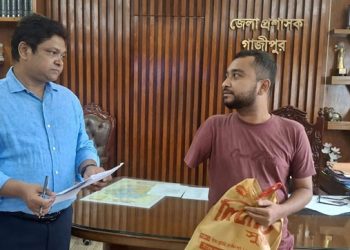 মানুষের দুঃখ-দুর্দশা শুনছেন গাজীপুরের ডিসি, মিলছে তাৎক্ষণিক সমাধান
