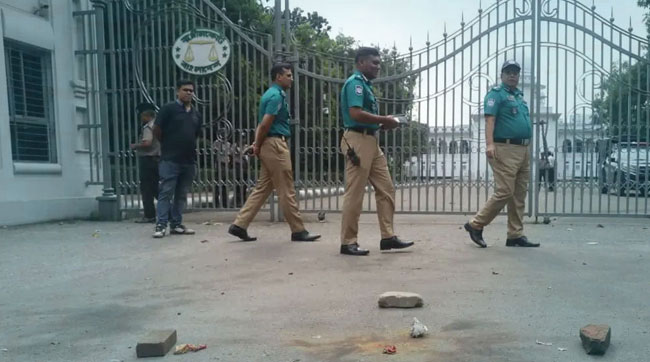 হাইকোর্টের সামনে ককটেল বিস্ফোরণ