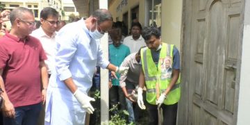 টাঙ্গাইলে হাসপাতালের আঙিনা নিজ হাতে পরিষ্কার করলেন প্রতিমন্ত্রী টুকু