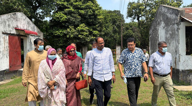 কেন্দ্রীয় খামারে মুরগির বাচ্চা উৎপাদন বাড়ানোর নির্দেশ প্রতিমন্ত্রীর