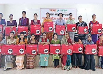 বান্দরবানের পাঁচ উপজেলায় ১০০ নারীর হাতে স্বাবলম্বিতার চাবি