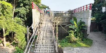 কোটি টাকার সেতুতে উঠতে লাগে বাঁশের সিঁড়ি