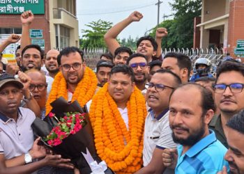 কারামুক্ত হলেন শ্রমিকদল নেতা মোকলেস, ফুলের মালায় বরণ