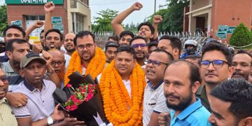 কারামুক্ত হলেন শ্রমিকদল নেতা মোকলেস, ফুলের মালায় বরণ